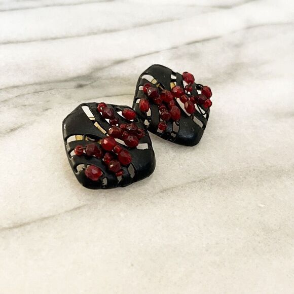 Vintage Abstract Seed Bead Earrings Red Beads Black Metal Diamond Shape Stud - Picture 3 of 6